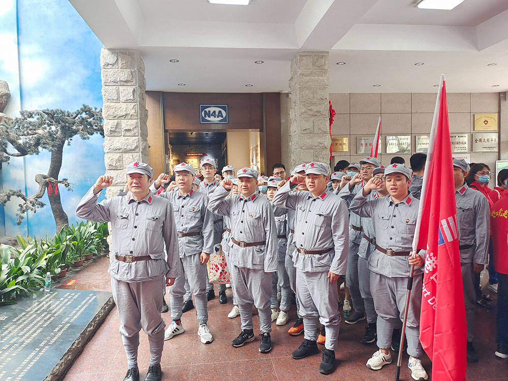 4口岸生长机关支部联合供应链支部赴句容茅山新四军纪念馆开展党史教育活动。。。。在新四军纪念馆展馆大厅，，，，全体党员面临党旗，，，，高举右手重温入党誓词，，，，再次体会作为一名共产党员的责任感和使命感。。。。.jpg