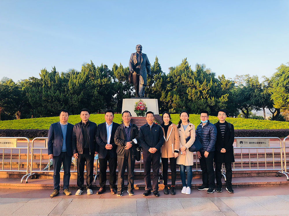 6-战略综合党支部赴深圳博物馆及莲花山公园开展“不忘初心学党史”主题教育，，，，有用引发党组织的凝聚力和向心力，，，，切实提高党员干部的党性修养和责恣意识。。。。.jpg